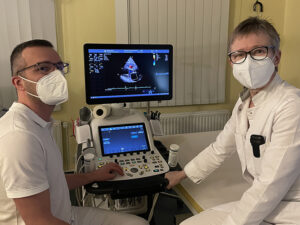 Dr. René Kauschke und Dr. Christine Bahr bei einer Echokardiografie.